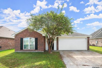 26426 Maplewood Dr, House other with 3 bedrooms, 2 bathrooms and null parking in Denham Springs LA | Image 1