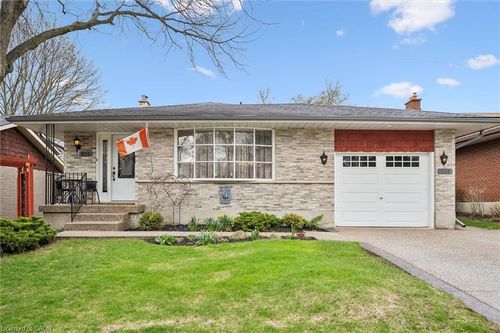 233 Laurentian Dr, Kitchener, ON, N2E2G5 | Card Image
