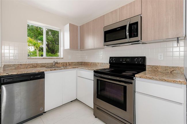 813 Nw 3 Rd Ave, Townhouse with 3 bedrooms, 3 bathrooms and null parking in Fort Lauderdale FL | Image 8