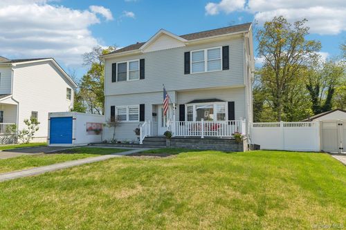 958 Alan Dr, Wantagh, NY, 11793-1004 | Card Image