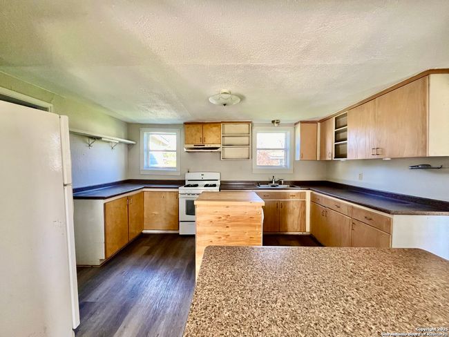 111 Fernandez Ave, House other with 3 bedrooms, 1 bathrooms and null parking in Devine TX | Image 8
