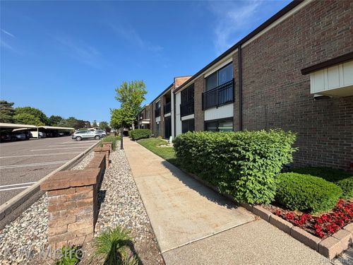 18236 University Park Dr, Livonia, MI, 48152-2626 | Card Image