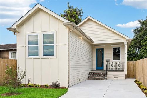 8714 Belfast St, New Orleans, LA, 70118-2208 | Card Image