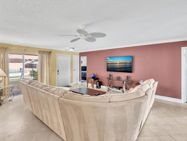 8910 Nw 7 Th Ct, House other with 3 bedrooms, 2 bathrooms and null parking in Pembroke Pines FL | Image 8