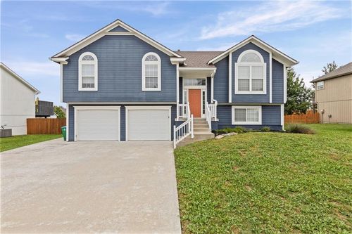 12208 White Oak St, Peculiar, MO, 64078-8320 | Card Image