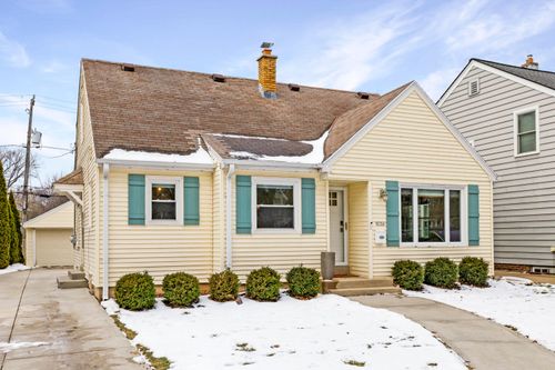 5751 N Shoreland Ave, Whitefish Bay, WI, 53217-4731 | Card Image