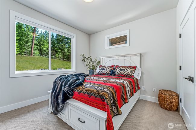 Two additional luxurious en-suite bedrooms each feature stunning views that bring the natural beauty of Cle Elum right into the room | Image 26