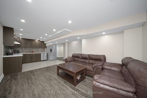 8 Fanning Trail, Brampton, ON, L6P4J4 | Card Image