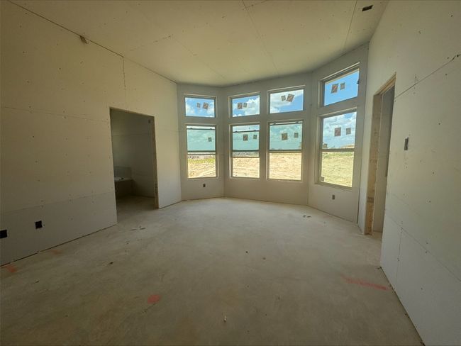 Unfurnished room with concrete flooring | Image 4