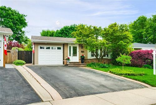 3202 Centennial Dr, Burlington, ON, L7M1C2 | Card Image