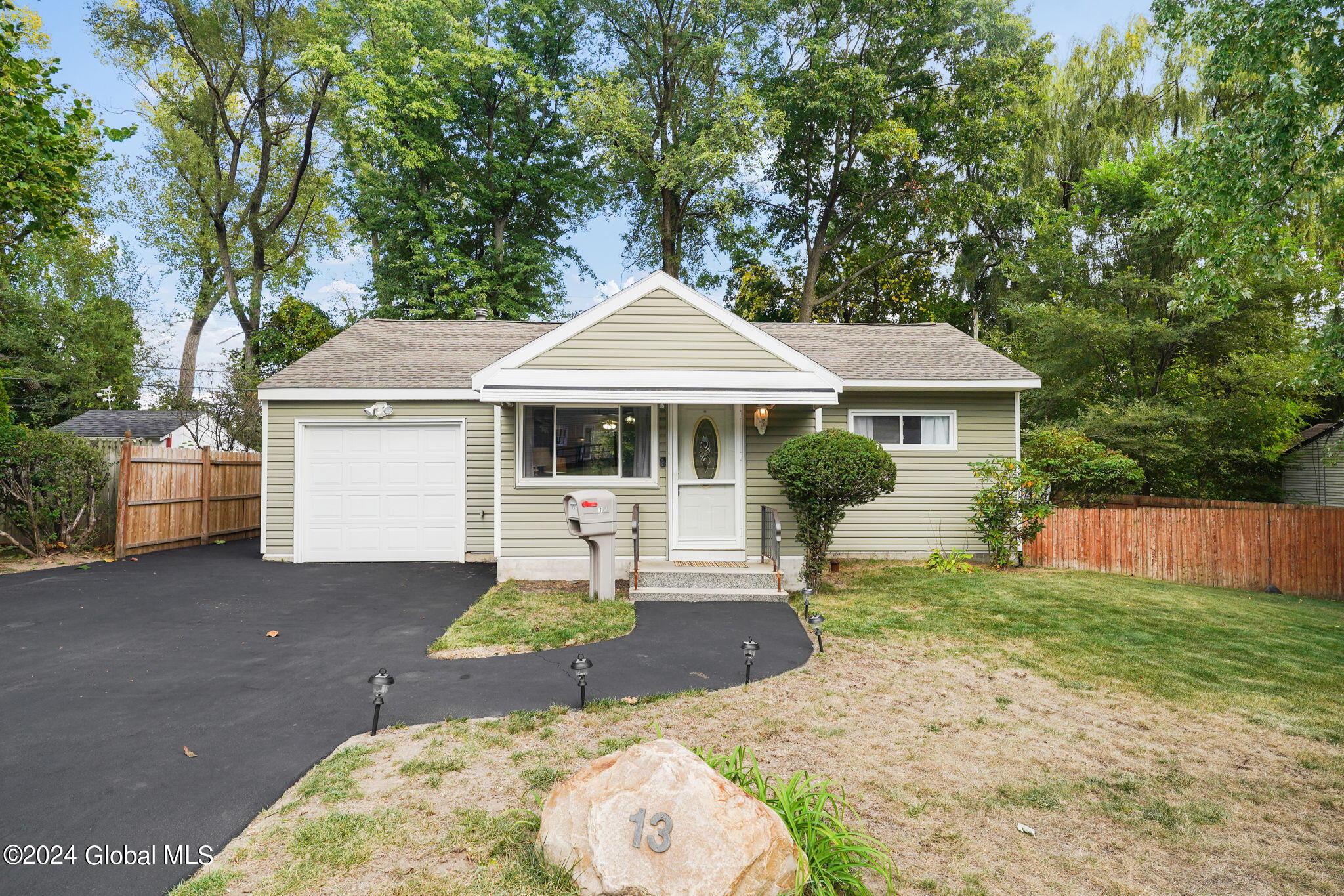 Stirrup Dr, Albany, NY 12205