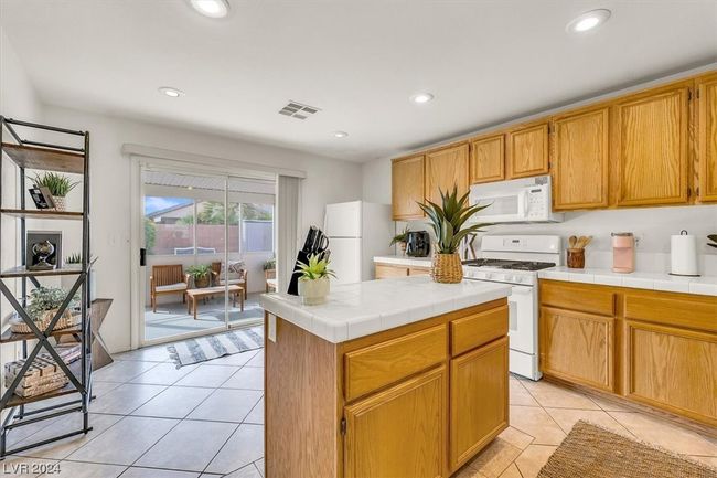 5017 Ropers Rock Ct, House other with 3 bedrooms, 2 bathrooms and null parking in Las Vegas NV | Image 9