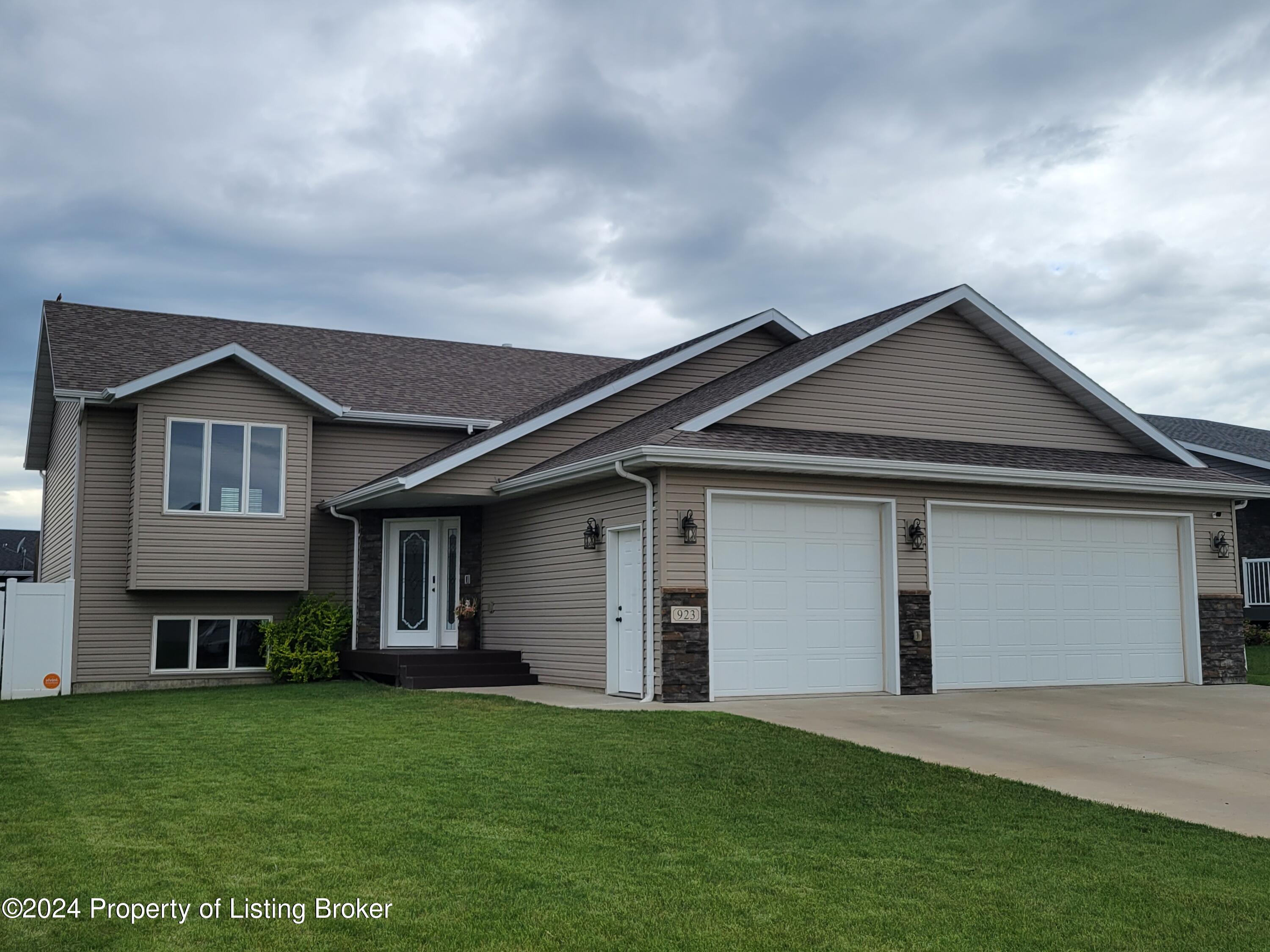 18th Ave, Dickinson, ND 58601
