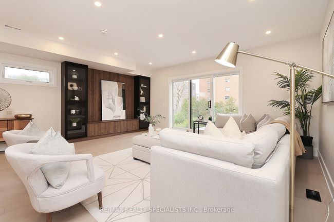 1046 Roosevelt Rd, House attached with 5 bedrooms, 6 bathrooms and 2 parking in Mississauga ON | Image 23