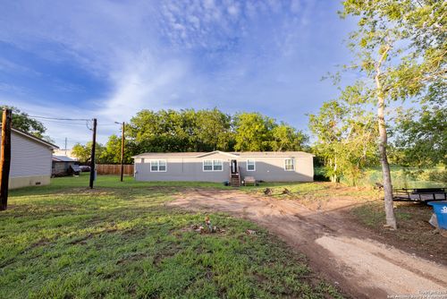 934 7th St, Floresville, TX, 78114-1834 | Card Image