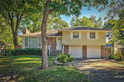 Tri-level home with a garage and a front lawn | Image 1