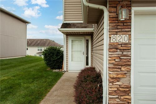 820 Sw Peach Tree Ln, Lees Summit, MO, 64064-7815 | Card Image