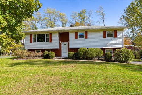 13 Chestnut St, Red Hook, NY, 12571-1113 | Card Image