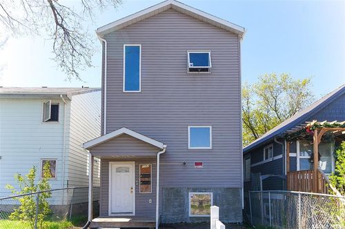 1352 Angus St, Regina, SK, S4T1Y8 | Card Image