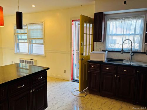 86 Little Neck Pkwy, Floral Park, NY, 11001-1428 | Card Image