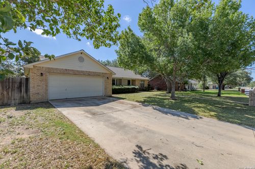 126 Woodland Dr, Pleasanton, TX, 78064-2914 | Card Image