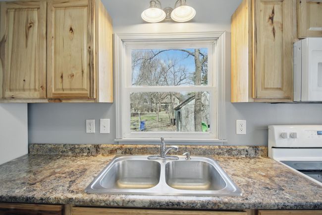 Kitchen Window | Image 6