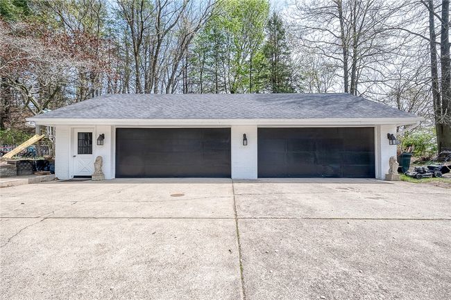 Spacious 4 car garage | Image 42