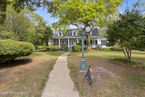 813 Harbor Dr, Pascagoula, MS, 39567-7201 | Card Image