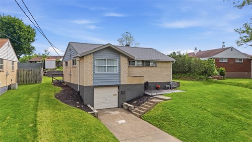 102 Dunbar Dr, Pittsburgh, PA, 15235-5422 | Card Image