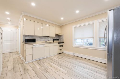 196 Willowood Dr, Wantagh, NY, 11793-1244 | Card Image