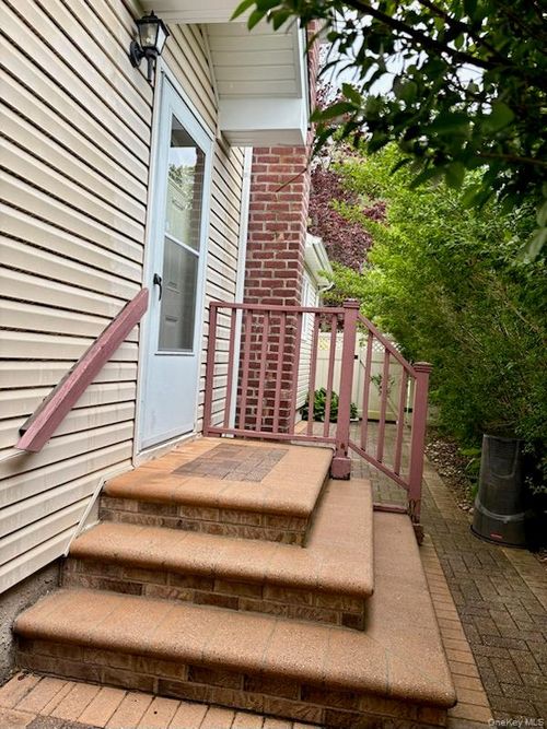 28 Rocco Dr, East Northport, NY, 11731-2804 | Card Image
