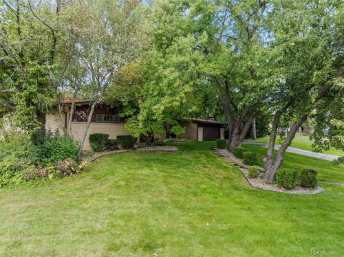 31017 Carriage Hill Rd, Farmington Hills, MI, 48331-1505 | Card Image