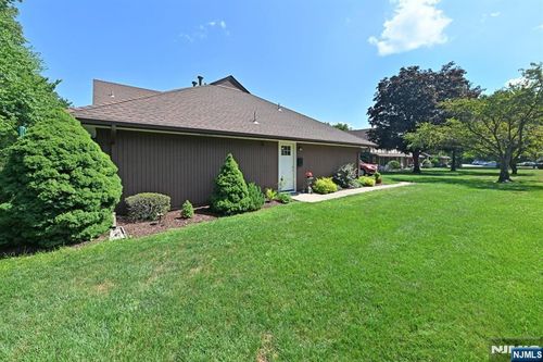 19-1 Tamaron Dr, Waldwick, NJ, 07463-1166 | Card Image