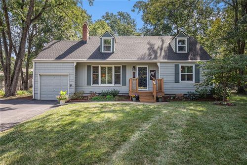 7475 Village Dr, Prairie Village, KS, 66208-2864 | Card Image