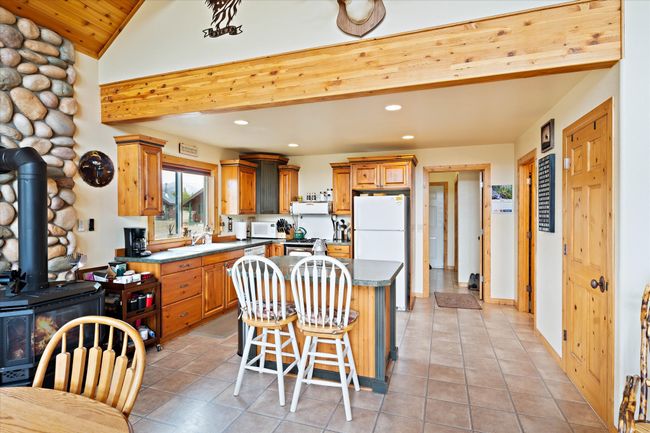 Main Cabin - Kitchen | Image 29