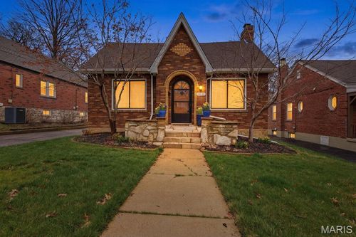 8016 Wynwood Drive, St Louis, MO, 63123 | Card Image