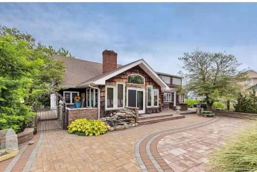1 Farragut Pl, Amityville, NY, 11701-3702 | Card Image