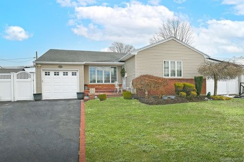 18 Vassar Ln, Hicksville, NY, 11801-3410 | Card Image