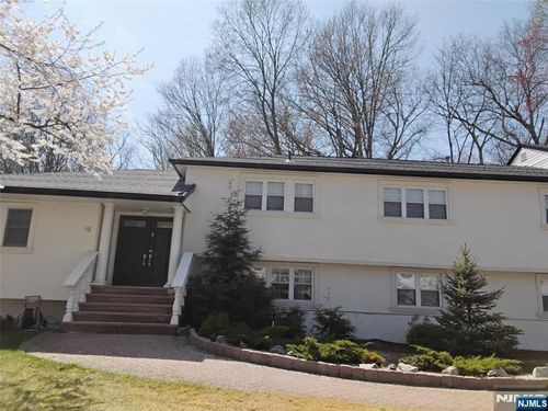 19 Coles Ct, River Edge, NJ, 07661-1001 | Card Image