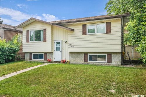1825 17th Ave W, Prince Albert, SK, S6V6Y9 | Card Image