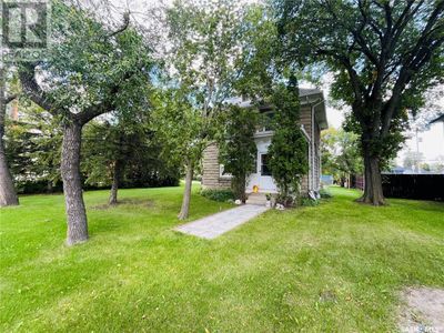 807 Gordon St, House other with 4 bedrooms, 2 bathrooms and null parking in Moosomin SK | Image 2