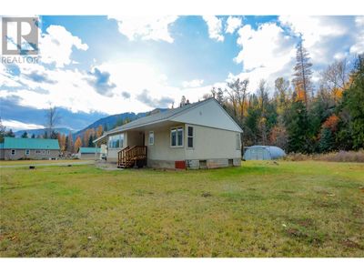 908 Glendale Ave, House other with 4 bedrooms, 2 bathrooms and null parking in Salmo BC | Image 3