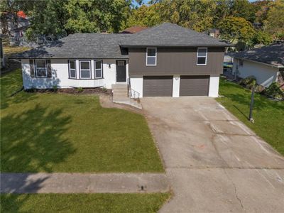 Tri-level home featuring a front yard and a garage | Image 2