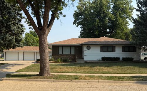 1896 Eisenhower Cir, ABERDEEN, SD, 57401-7455 | Card Image