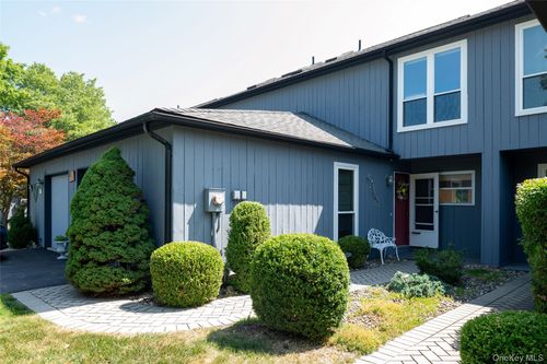 32 North Loop, Rhinebeck, NY, 12572-1922 | Card Image