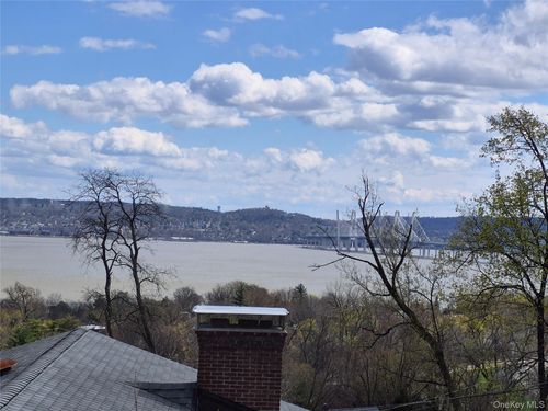 27 Oakwood Dr, Nyack, NY, 10960-4212 | Card Image