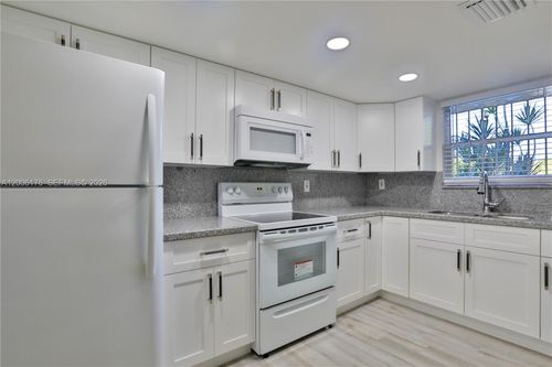 b209-10 Nw 87th Ave, Miami, FL, 33172-4536 | Card Image