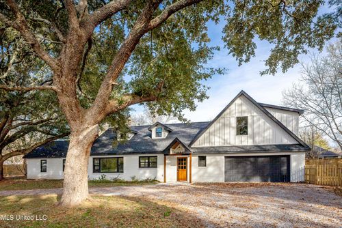 9329 Ridgeview Dr, Ocean Springs, MS, 39564-8597 | Card Image