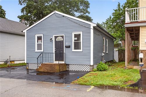 68 Uncas St, Warwick, RI, 02889-9525 | Card Image