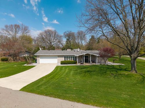 8995 Carriage Hill Dr, Shelby Township, MI, 48317-1415 | Card Image